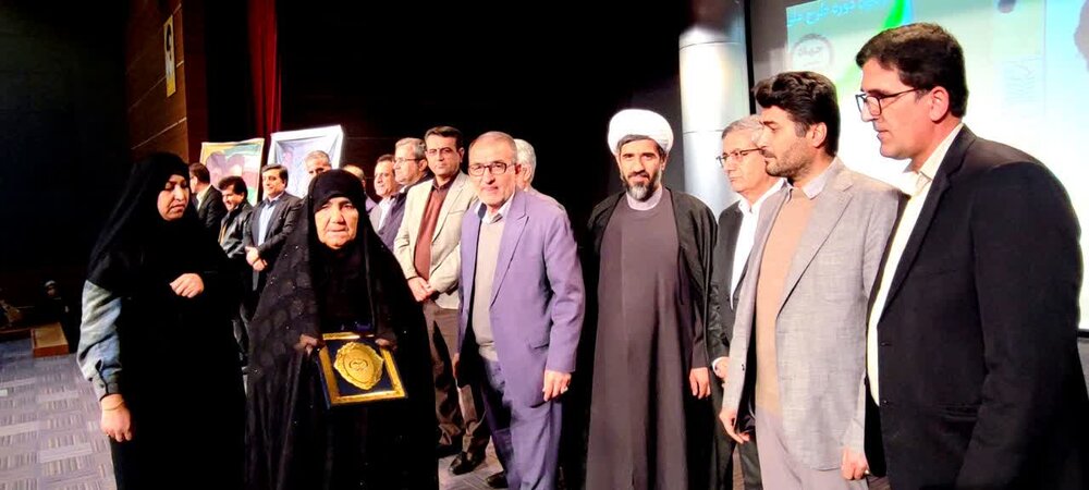 تجلیل از خانواده شهید دانشجو برزو فروتنی در قالب طرح«یادیار» جهاددانشگاهی